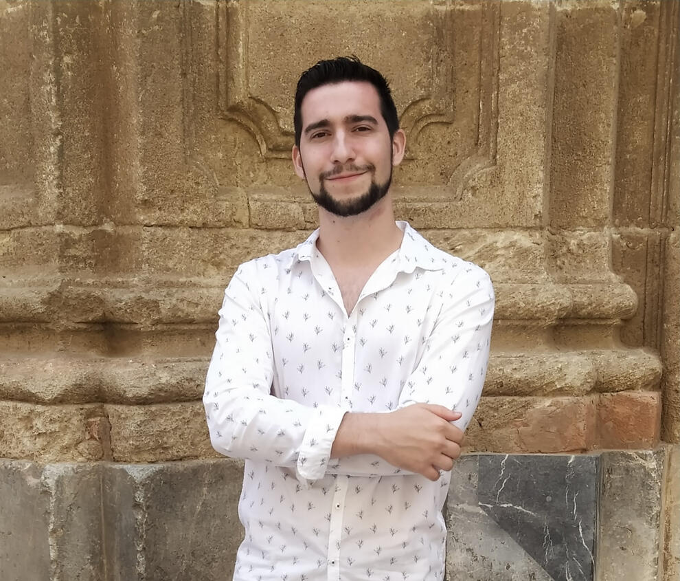 Pedro Nicolás Aroca con su obra: "Memorias de Orden"